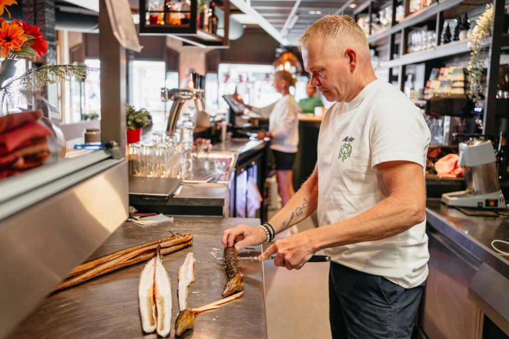 kok is aan het koken in keuken la bistro Heerenveen